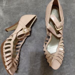 Fioni Pump Heels Womens Size 9 Tan Peep Toe Buckle Strap Patent Leather